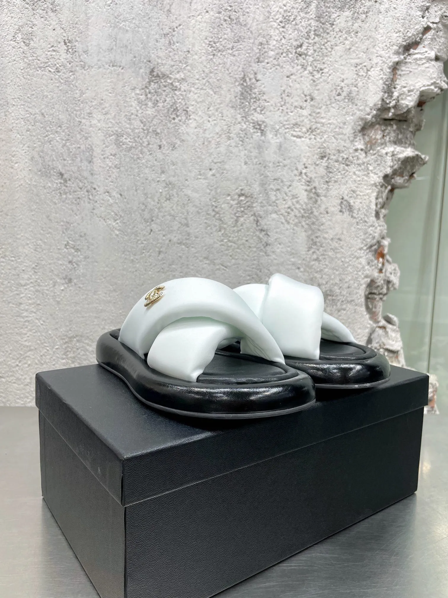 👟👟Ex-factory price 360👟👟 Chanel new summer Mier cross slippers bread sandals beach sandals original purchase and development production Xiaoxiang 2022 new summer slippers Chubby bread flip-flops are very popular this season Thick soles with super thick padding are like stepping on bread or clouds ☁️ Super strong wrapping feeling! Exquisite packaging at the delivery counter 🛍📦 Fabric: Original customized imported Lycra Lining: Original customized soft velvet lining Sole: Exclusive molded ultra-light foam outsole Thickness: 3CM▪️Size: 35-40